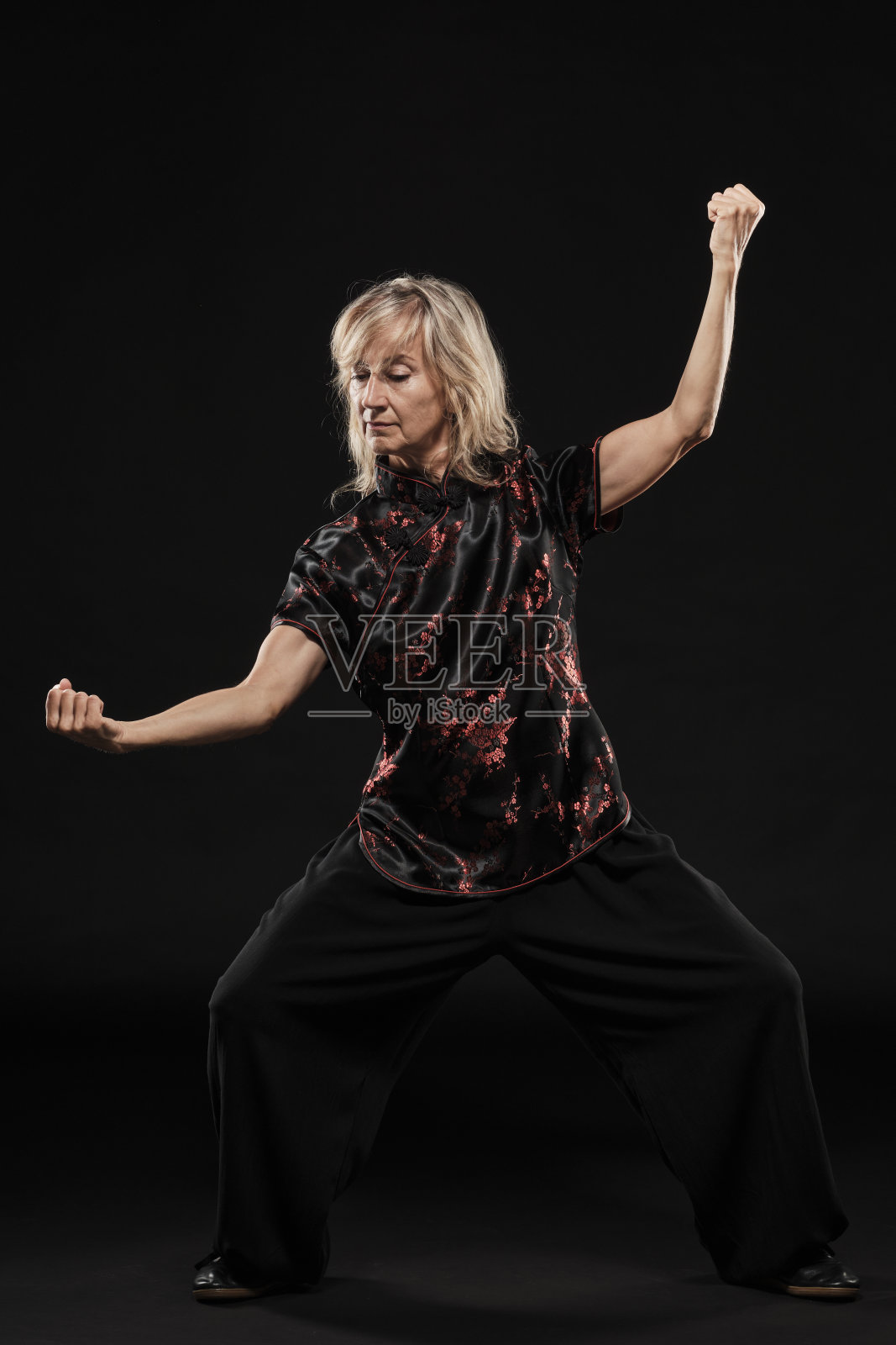 成熟的金发女人练习太极照片摄影图片