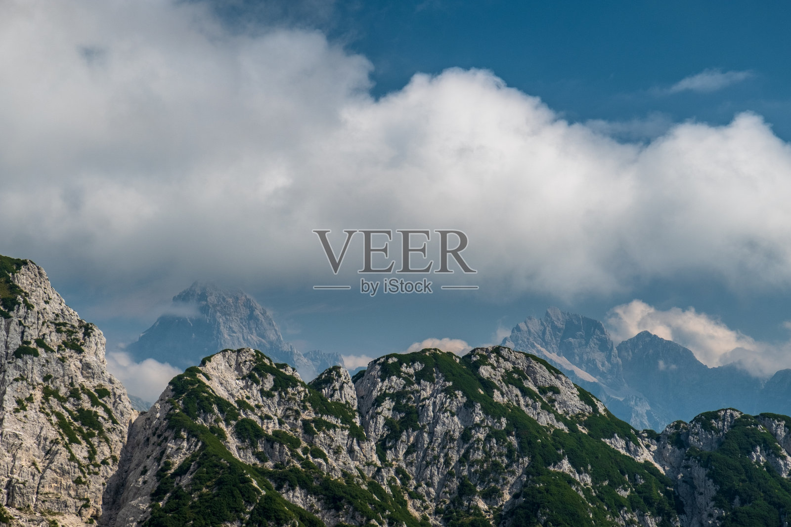 意大利阿尔卑斯山九月的雾天照片摄影图片