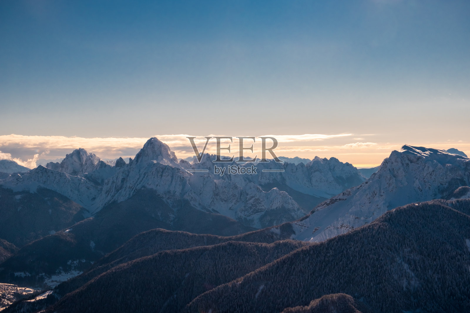 在意大利弗里乌里-威尼斯朱利亚的阿尔卑斯山滑雪登山照片摄影图片