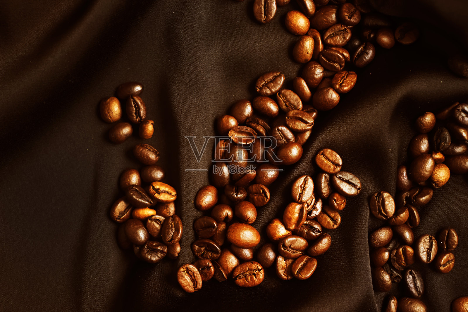 丝质背景烤咖啡豆照片摄影图片
