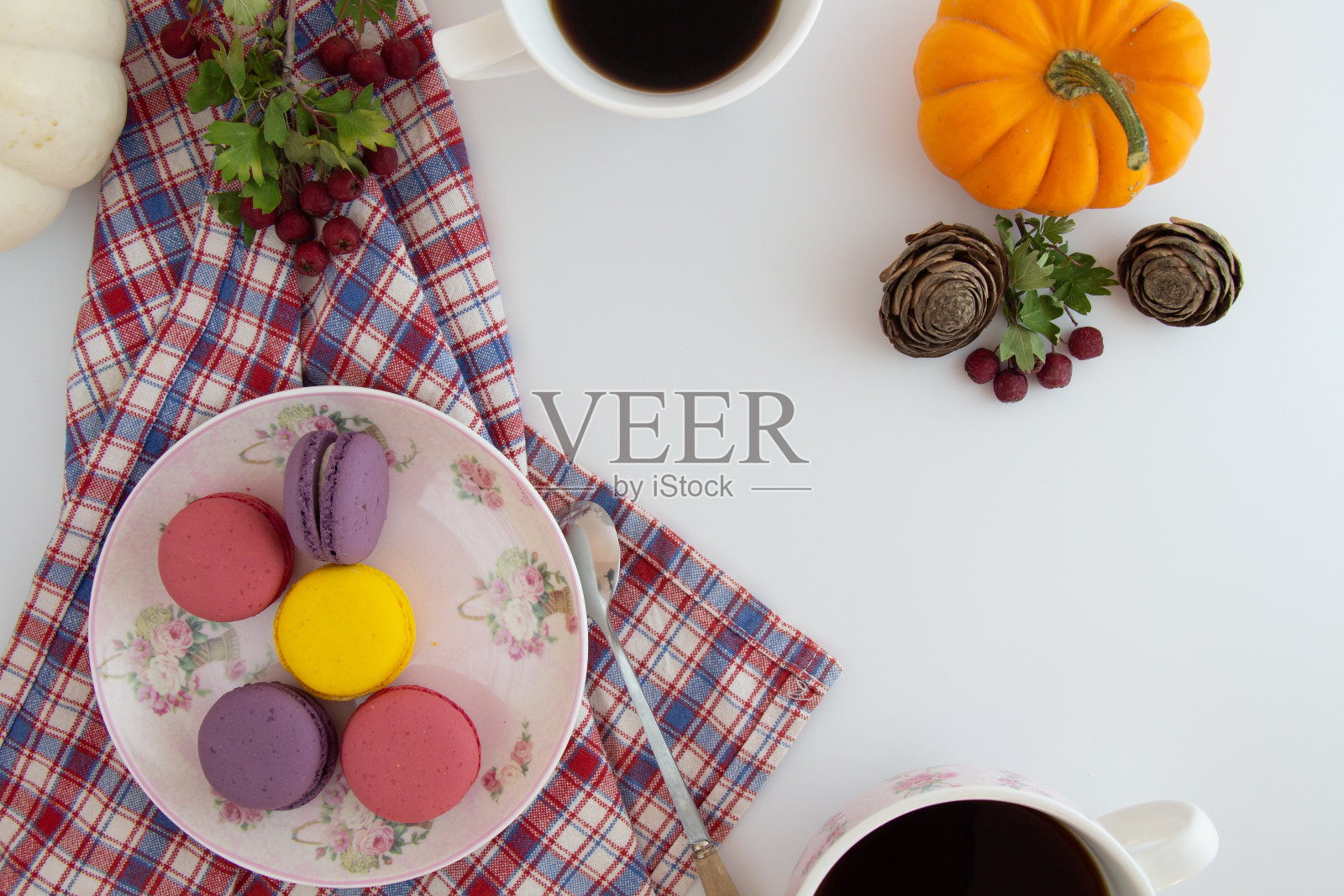 白色背景上的马卡龙，装饰品照片摄影图片