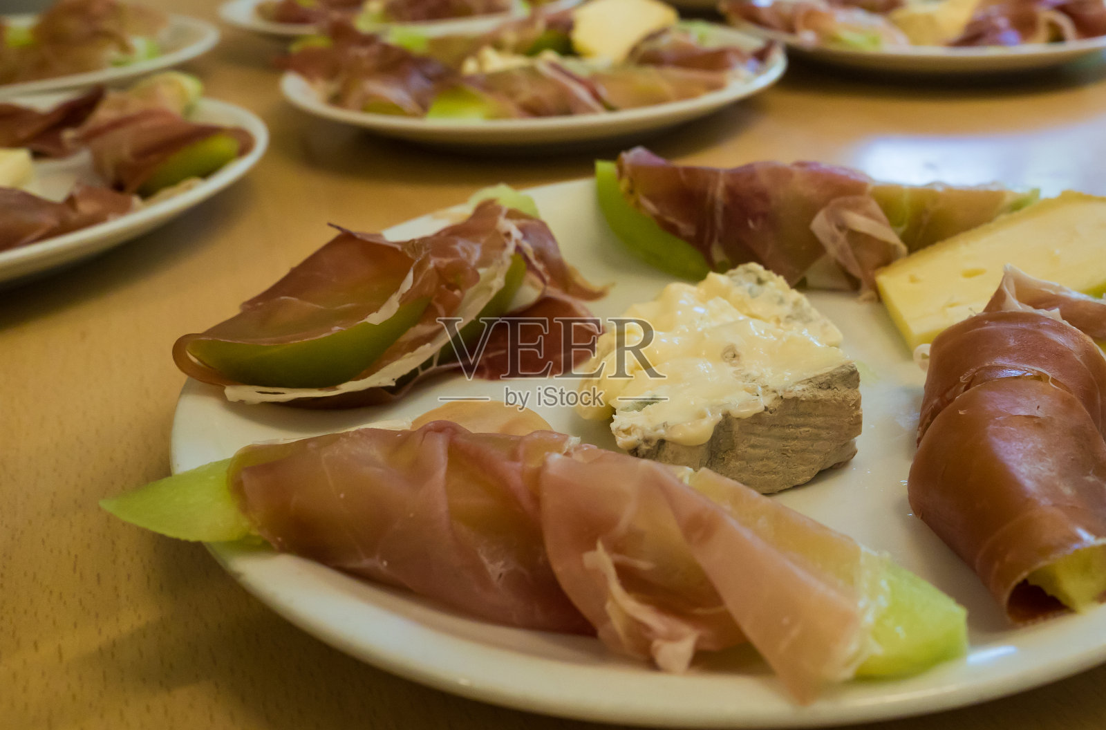盘子里地中海式食物的侧面特写照片摄影图片