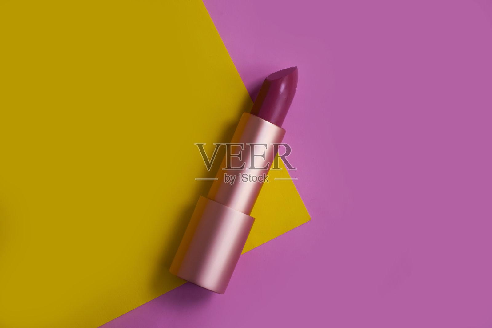 口红在彩色化妆品的背景照片摄影图片