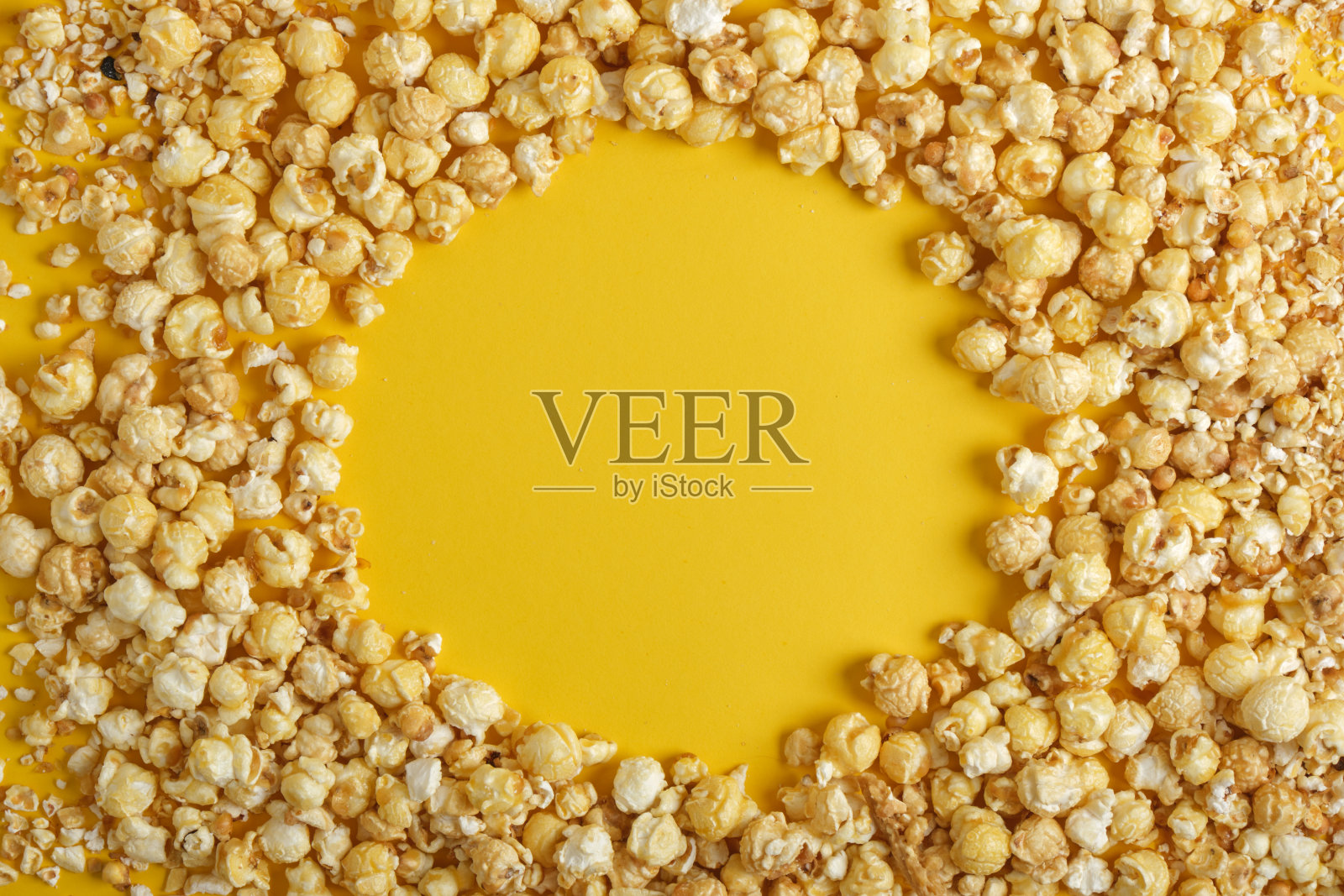 焦糖爆米花框架，黄色背景照片摄影图片