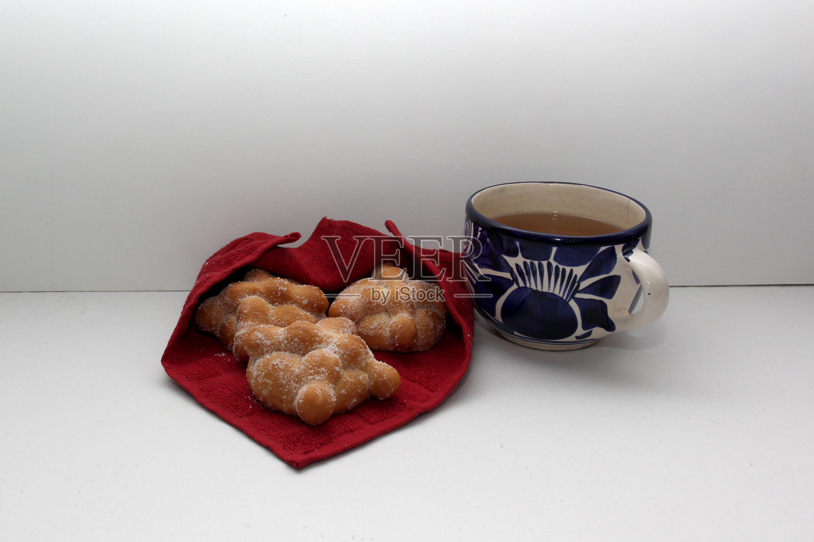 美味新鲜的墨西哥亡灵面包和热咖啡照片摄影图片