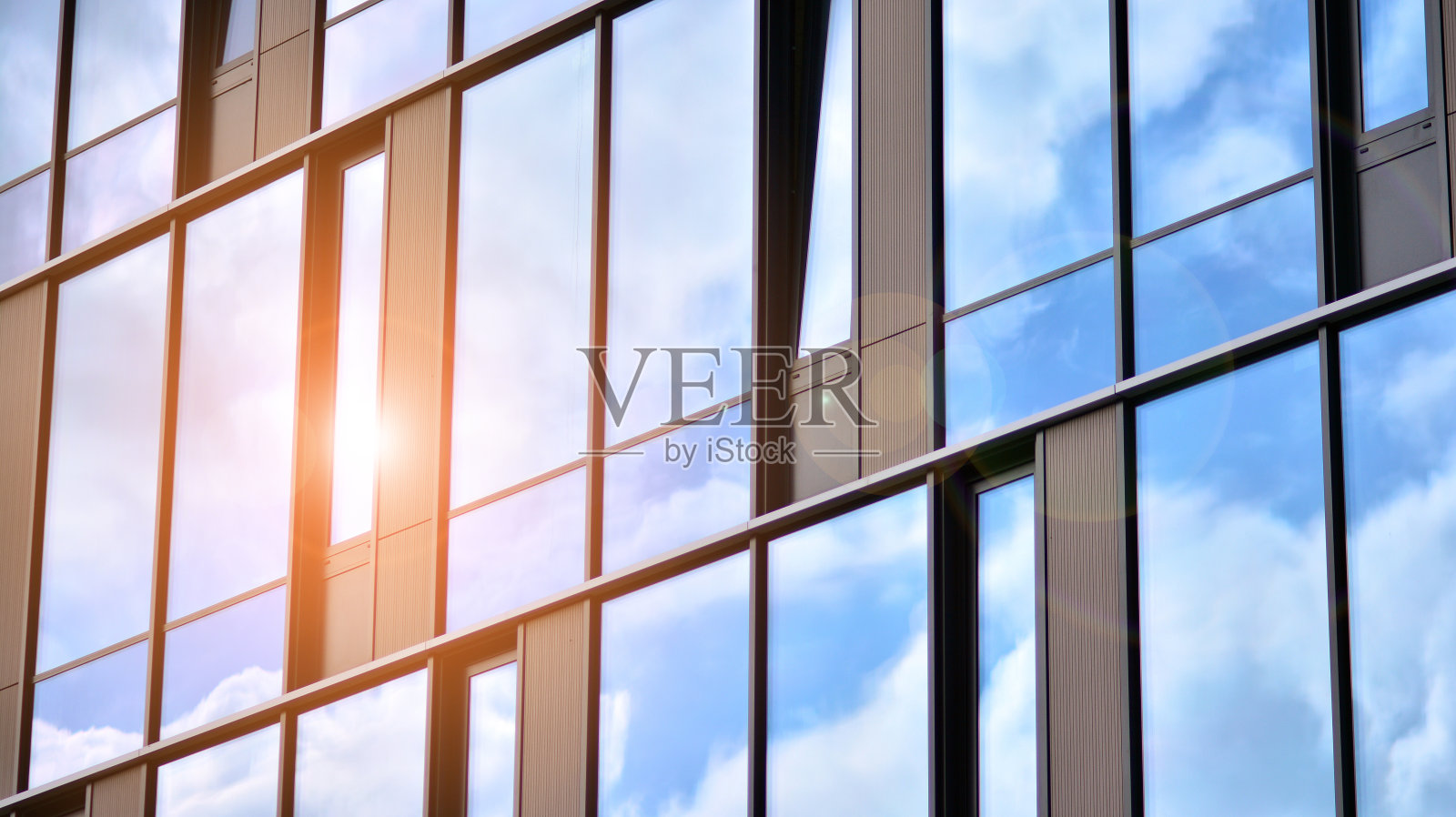 城市中心的玻璃办公楼的背景特写。照片摄影图片