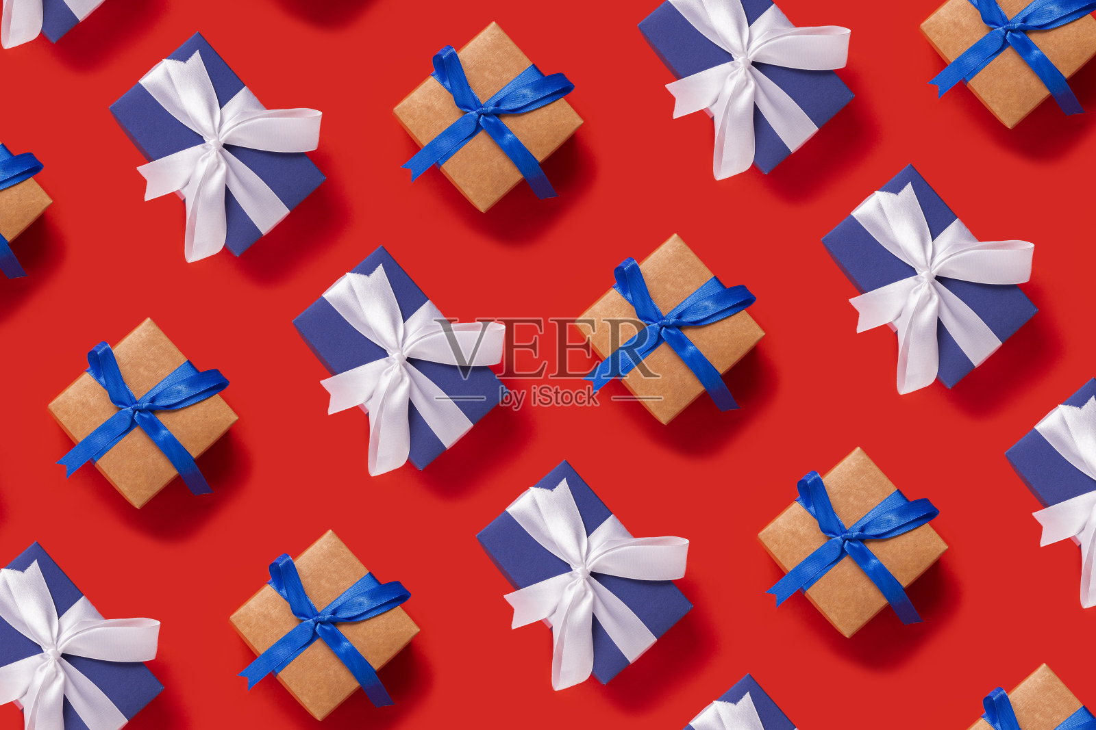 红色背景上有很多圣诞礼品盒。俯视图，平躺照片摄影图片