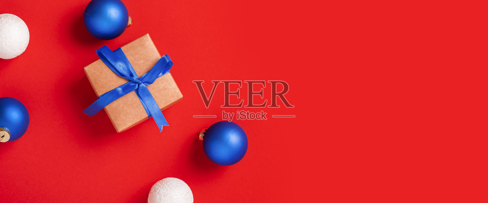 礼物和玩具放在红色的背景上。俯视图，平躺。横幅照片摄影图片