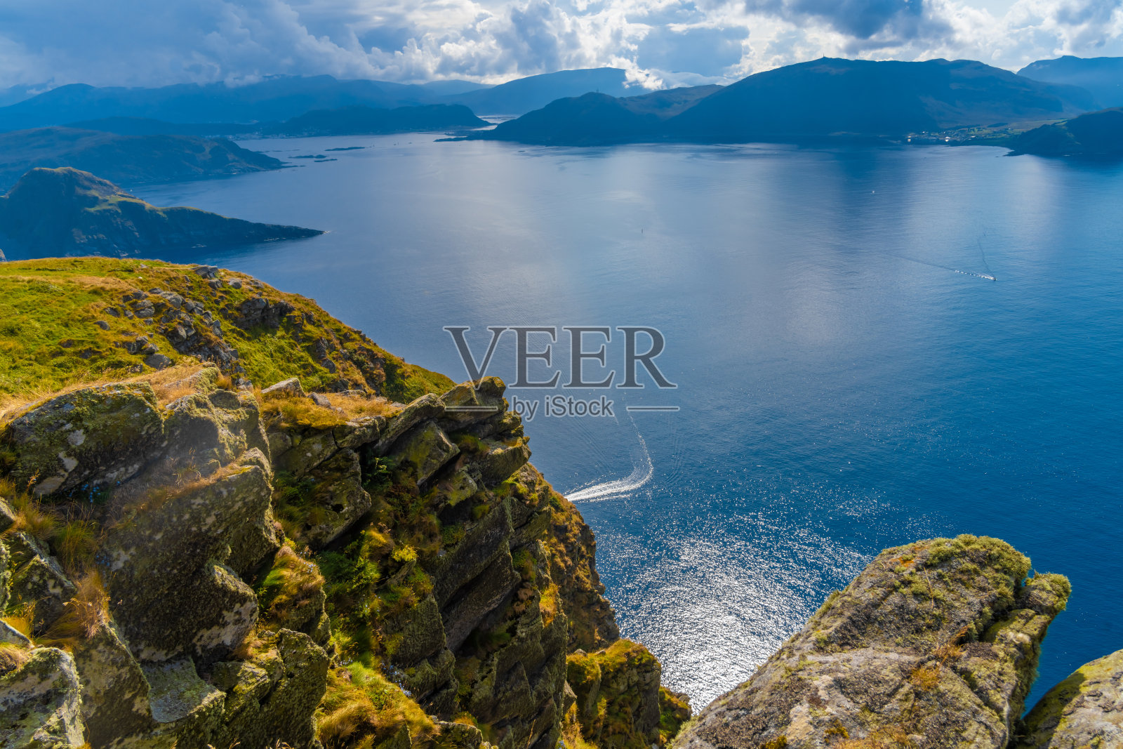 伦德岛位于挪威西海岸，以其巨大的鸟类栖息地而闻名。照片摄影图片