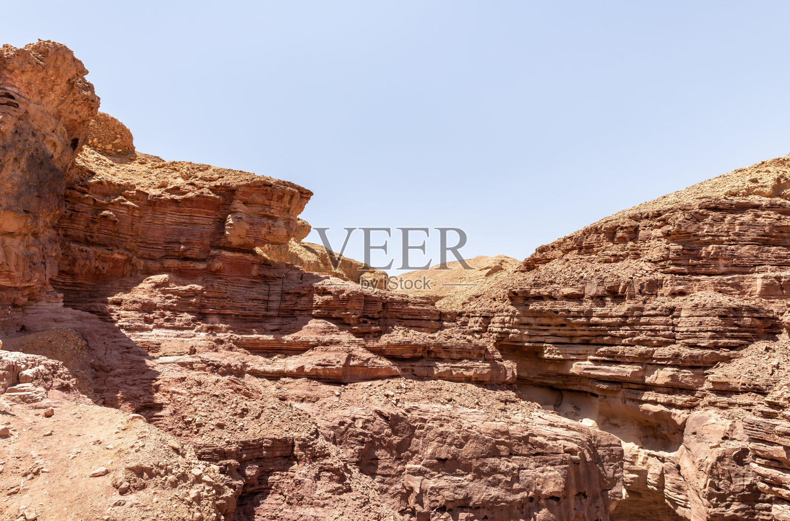 以色列埃拉特市附近自然保护区的岩石间狭窄通道——红峡谷照片摄影图片