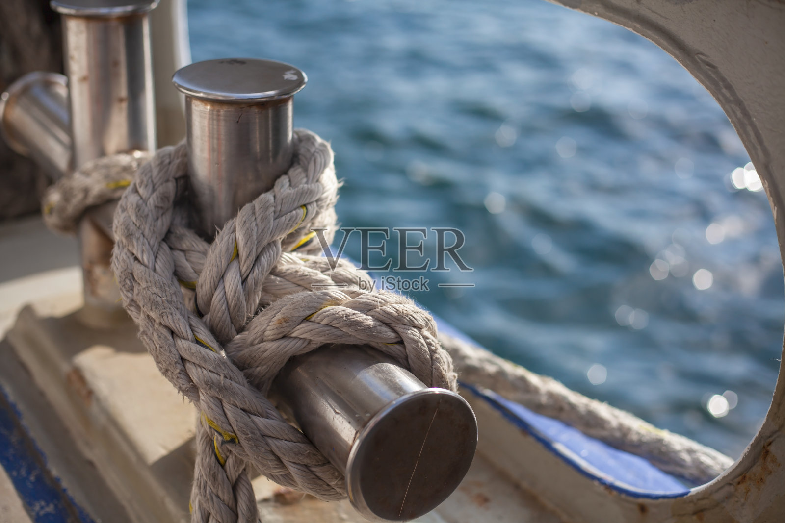 系泊桅杆及绳索客运渡轮。照片摄影图片