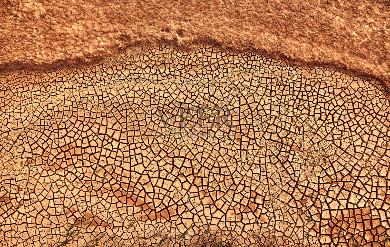 沙漠。鸟瞰地面上一道美丽的裂缝。质地,深裂。炎热和干旱的影响。全球变暖的影响。裂缝的沙漠景观照片摄影图片