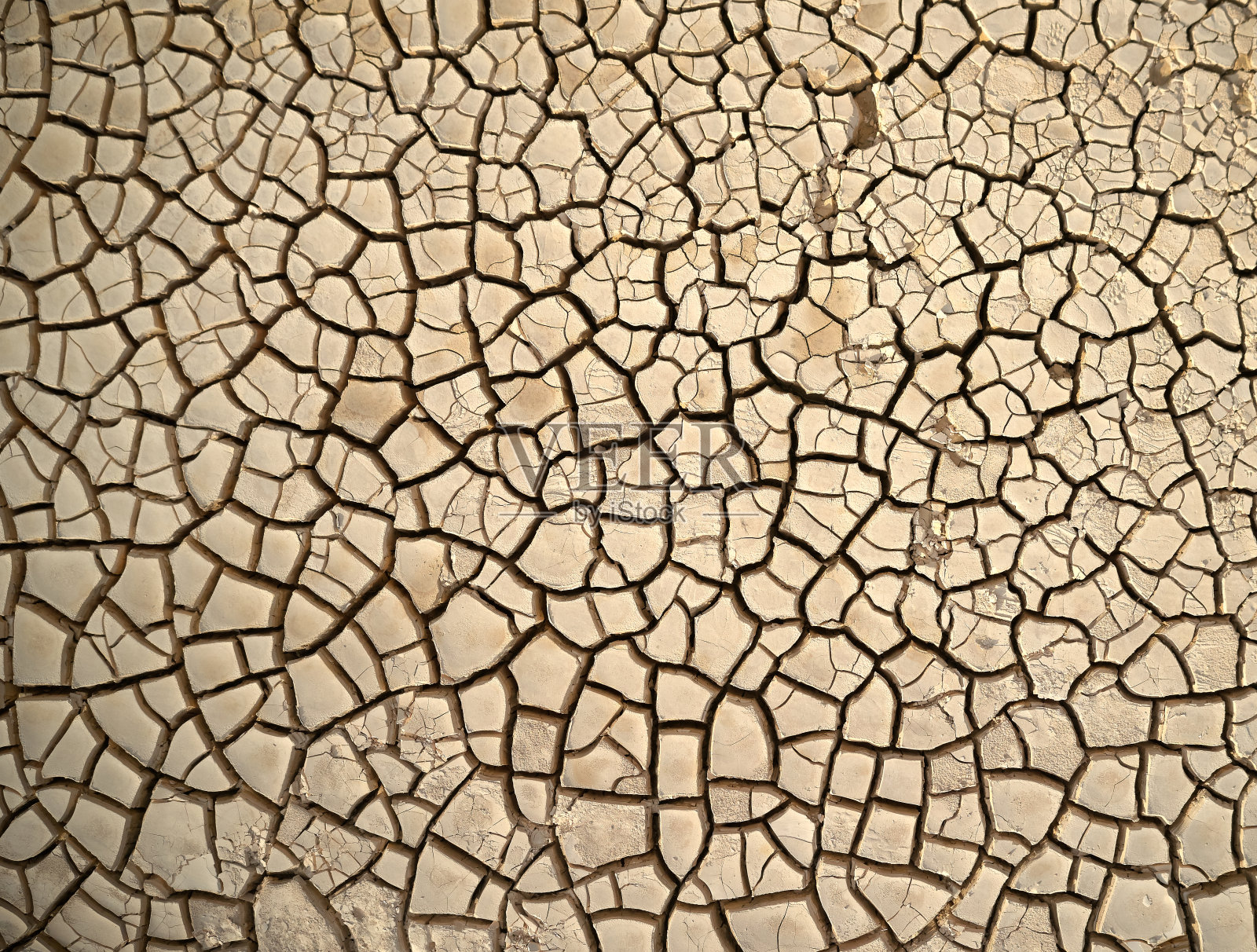 沙漠。鸟瞰地面上一道美丽的裂缝。质地,深裂。炎热和干旱的影响。全球变暖的影响。裂缝的沙漠景观照片摄影图片