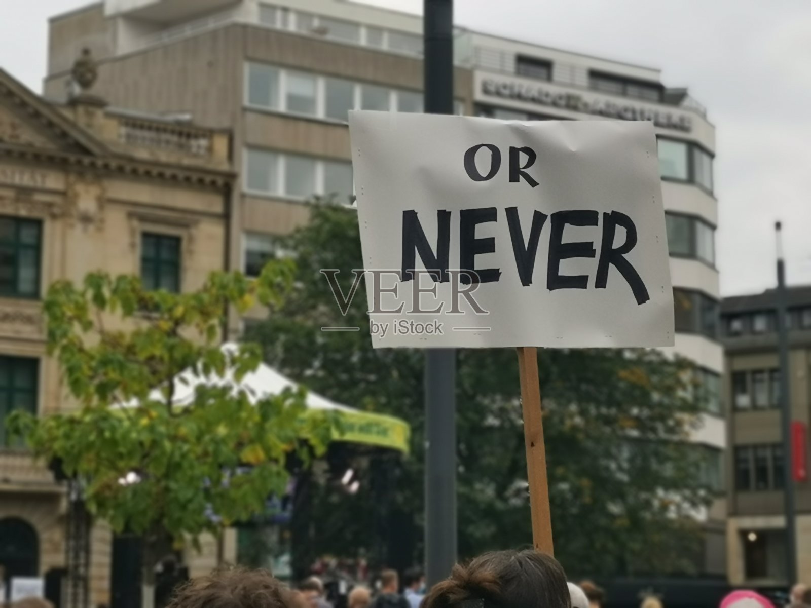 市民们在绿色示威中表现出他们的政治要求:要么现在行动，要么永远不行动照片摄影图片