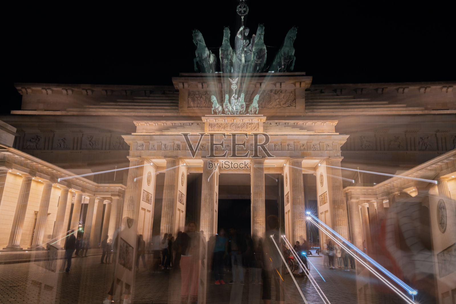 勃兰登堡门(Brandenburg Gate)是18世纪的新古典主义夜间纪念碑，在统一前分隔了东柏林和西柏林。照片摄影图片