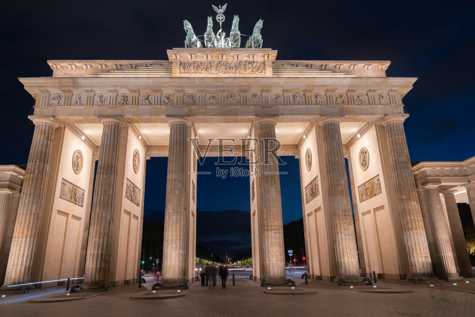 象征冷战的勃兰登堡门在夜空的映照下显得格外醒目。照片摄影图片