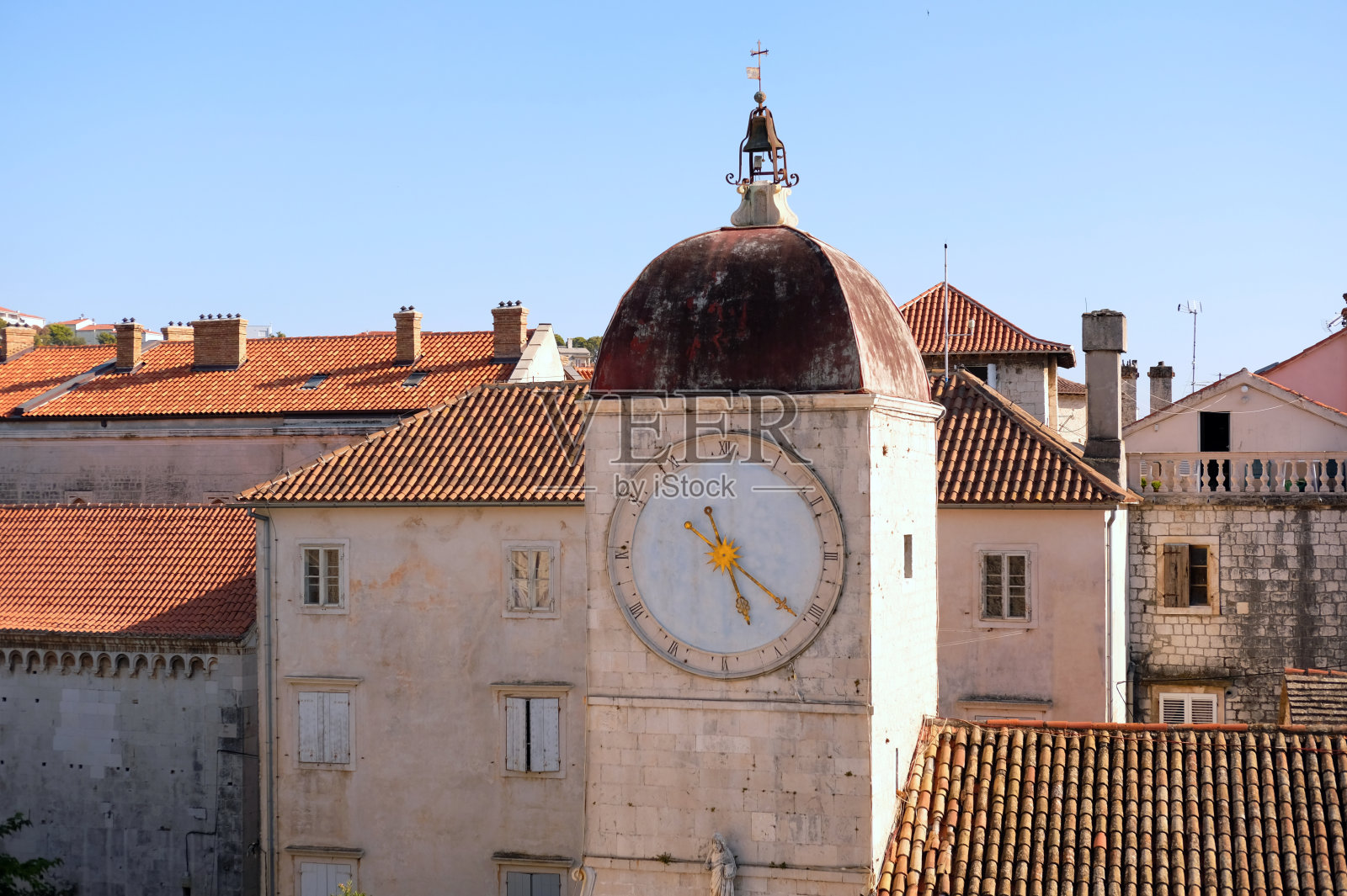 从圣伦纳德大教堂的钟楼上可以看到联合国教科文组织遗产特罗吉尔古城和钟楼照片摄影图片