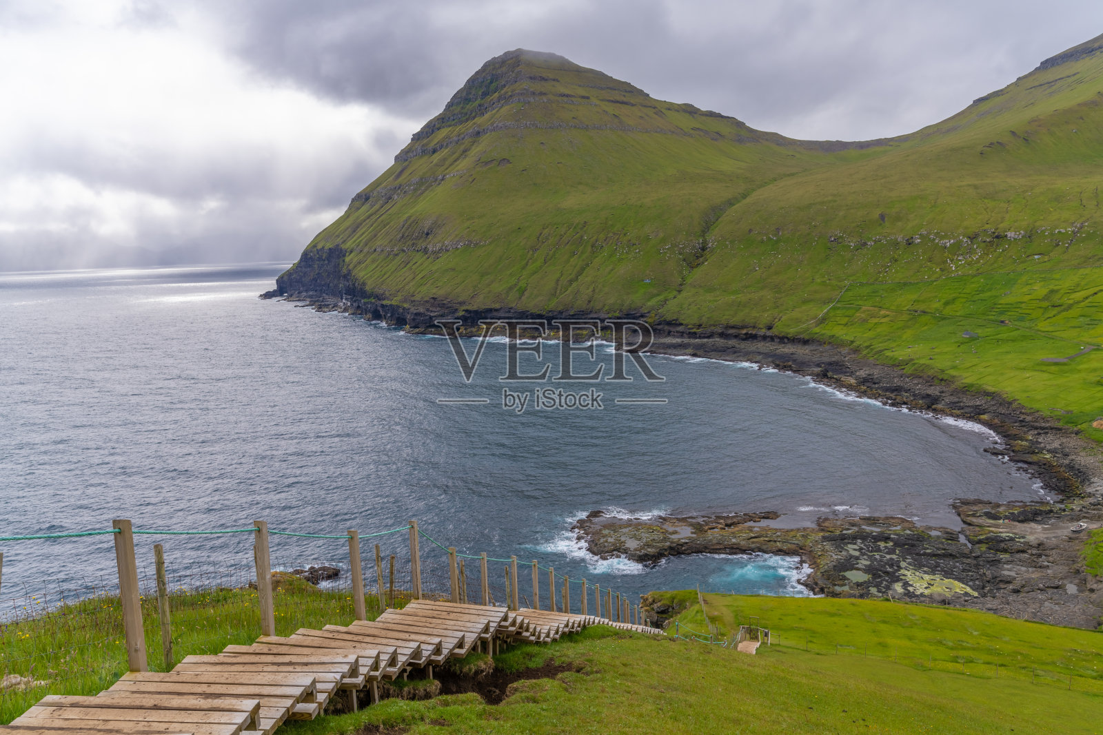 在GjÃ³gv (gorge, geo)， Eysturoy岛，法罗群岛的悬崖徒步旅行开始时有陡峭的楼梯。照片摄影图片