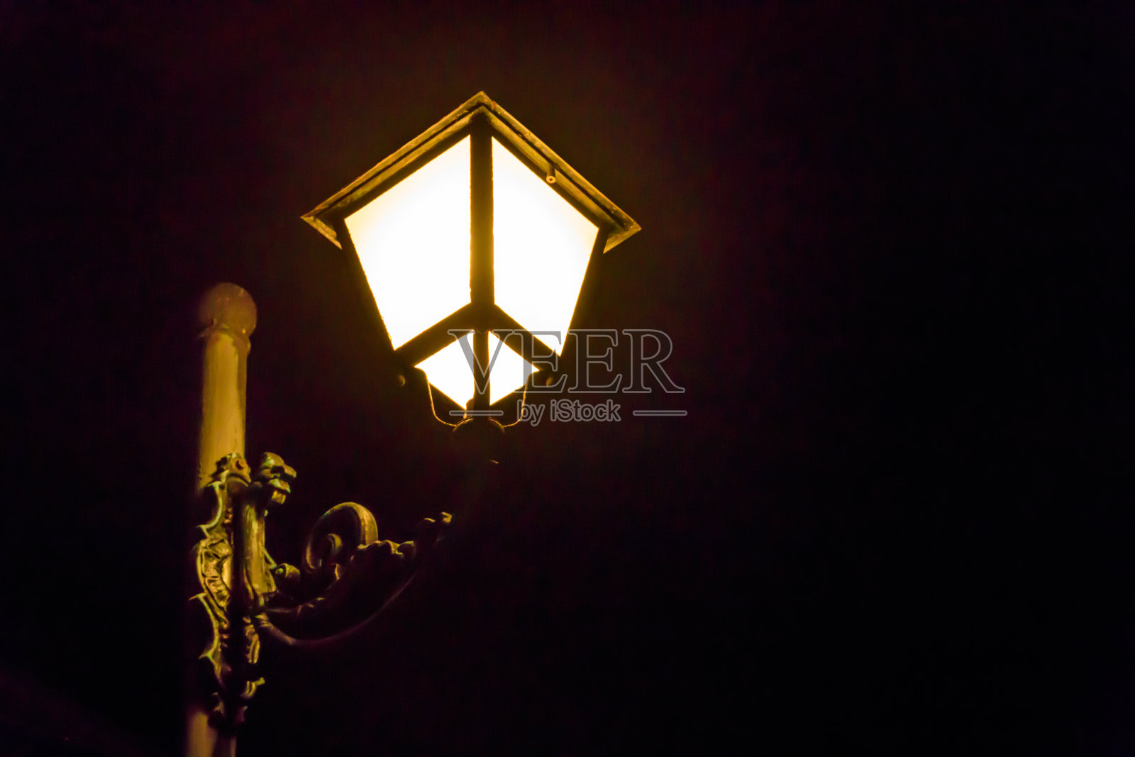 夜晚点亮复古街灯照片摄影图片