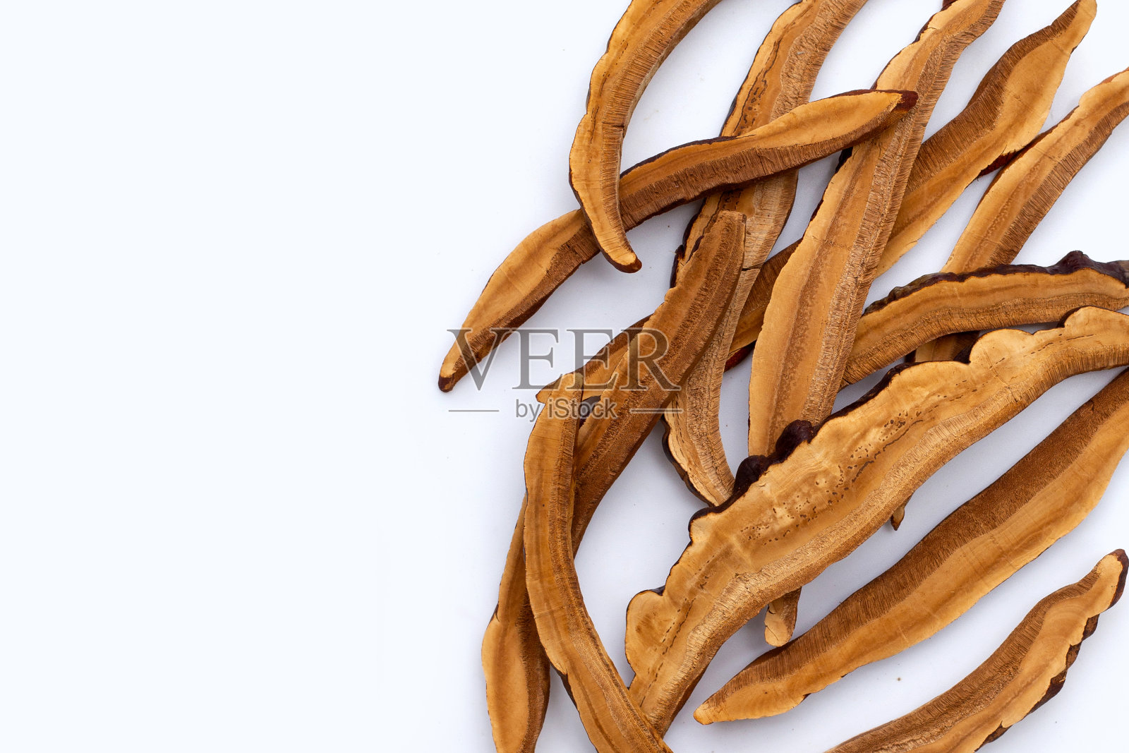 白色背景上的干灵芝蘑菇片照片摄影图片