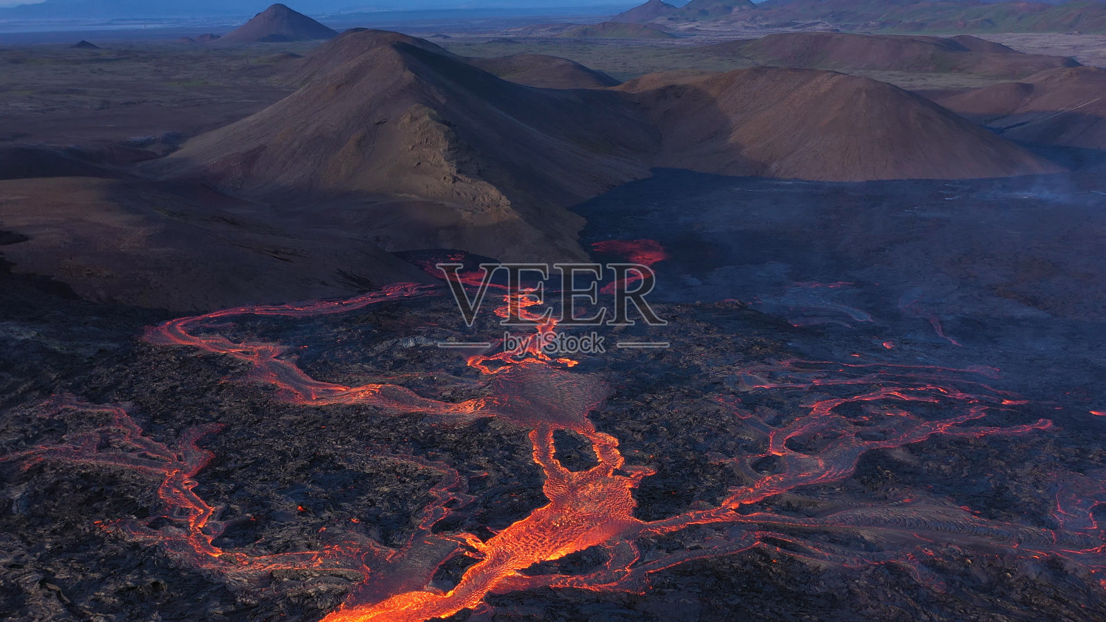 火山喷发的鸟瞰图，fagradalsjall火山，冰岛照片摄影图片