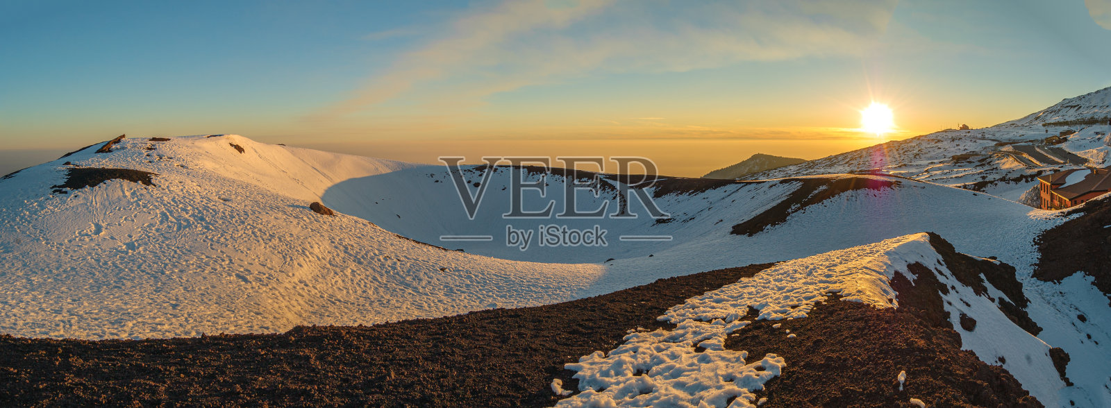 意大利西西里岛，埃特纳山和活火山在日落时被积雪覆盖照片摄影图片