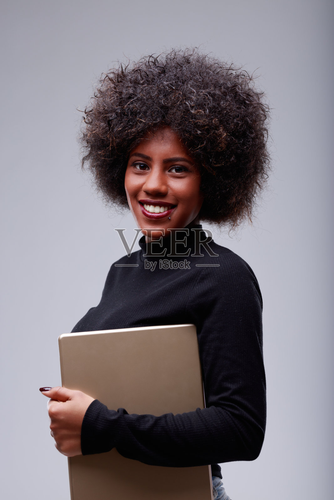 迷人的年轻黑人女性，带着可爱友好的微笑照片摄影图片