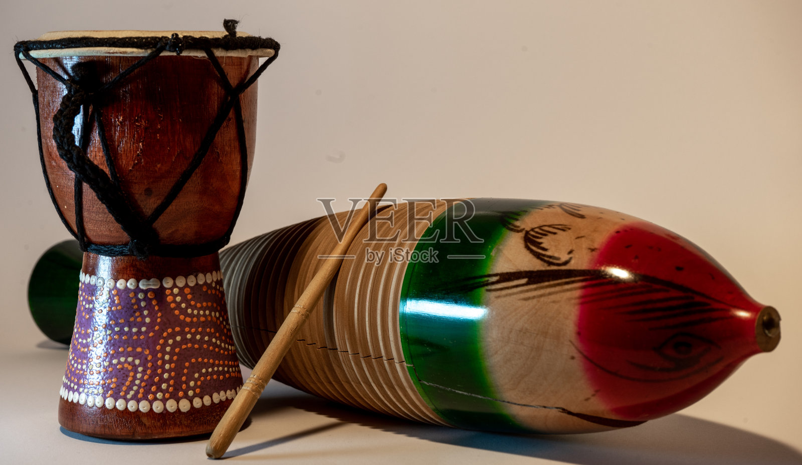 打击乐器djembe和güiro照片摄影图片