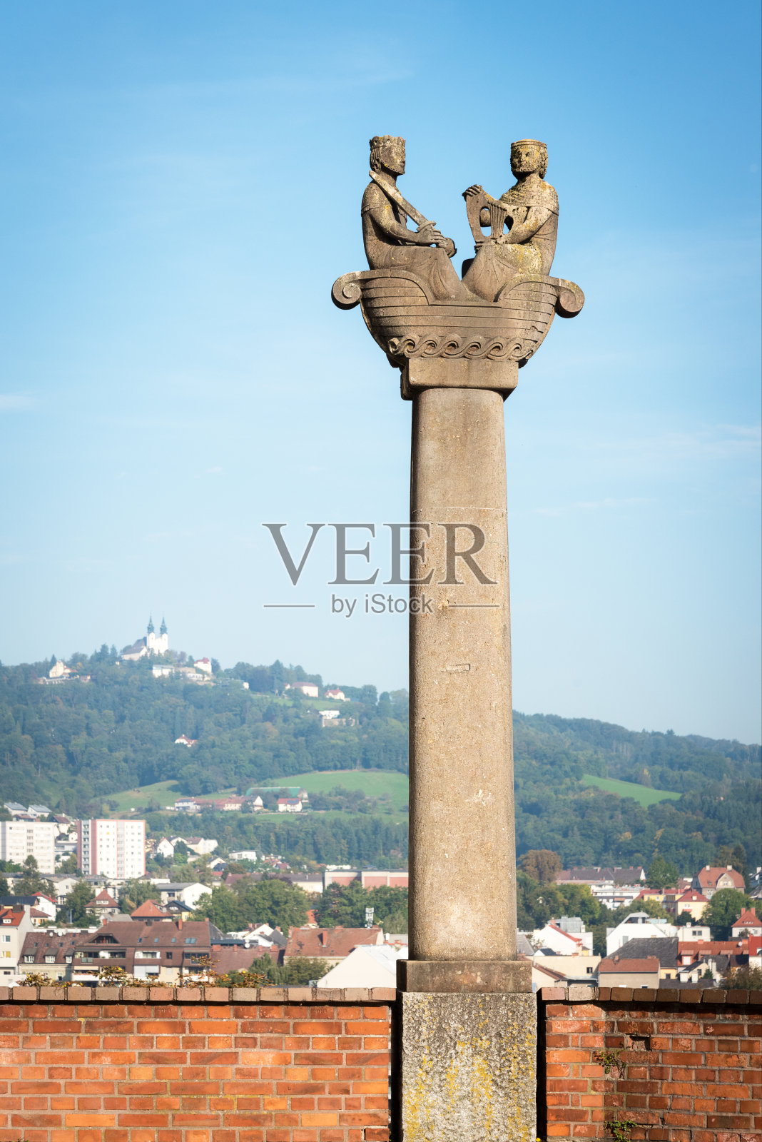 Linz Austria, Göstlingberg，柱子上有Linz Urfahr和尼伯龙根雕像照片摄影图片