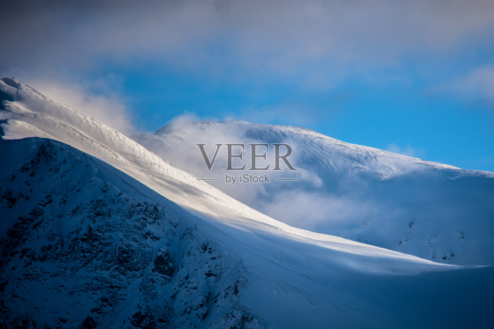 阳光下的雪山照片摄影图片