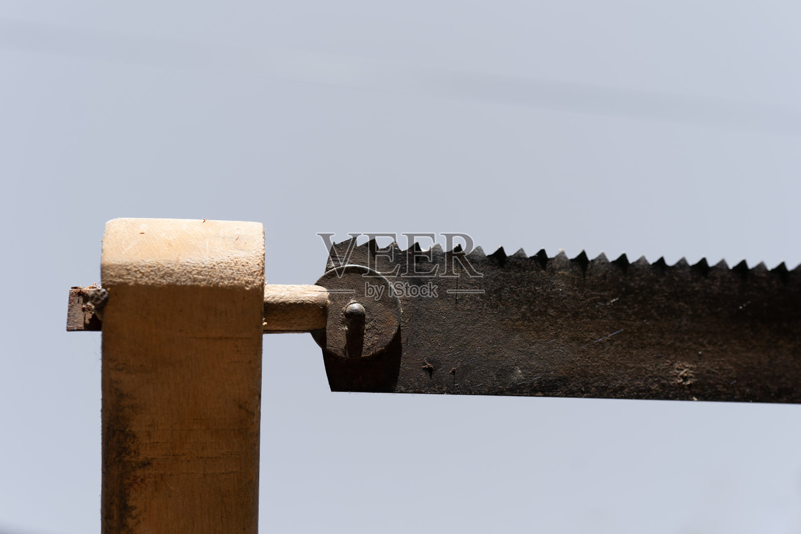 用来锯木头的生锈的旧手锯片照片摄影图片