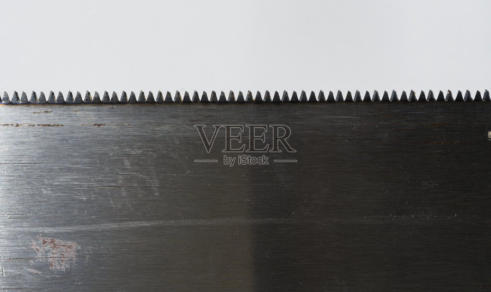 用来锯木头的生锈的旧手锯片照片摄影图片