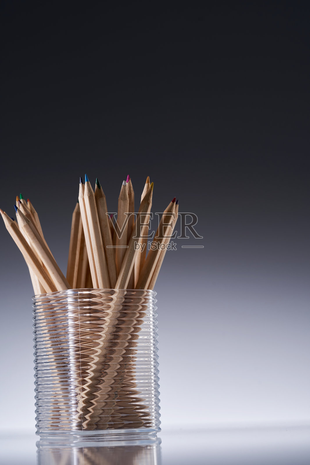 塑料容器和一组彩色铅笔照片摄影图片