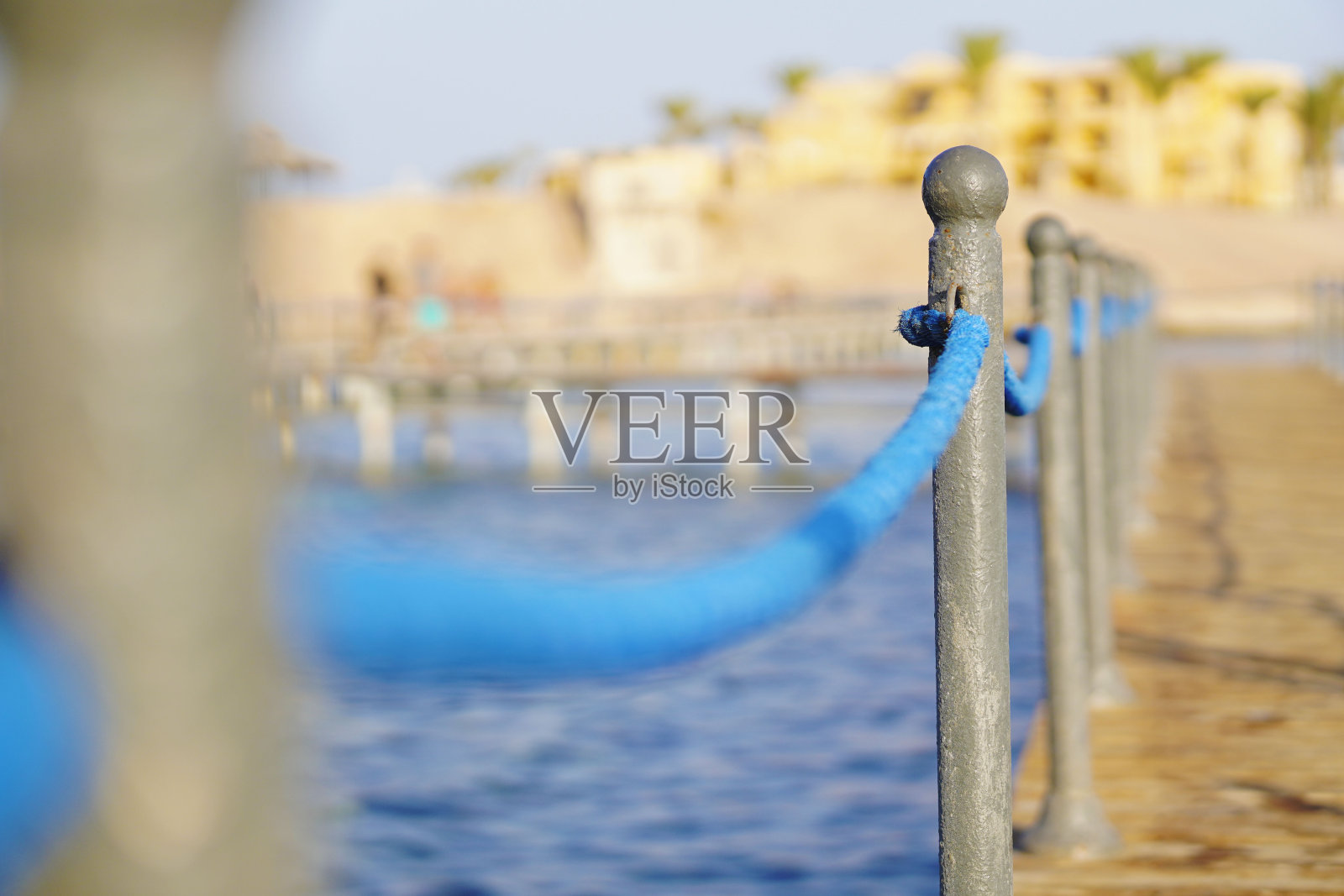 日出在海上一个古老的木码头上。照片摄影图片