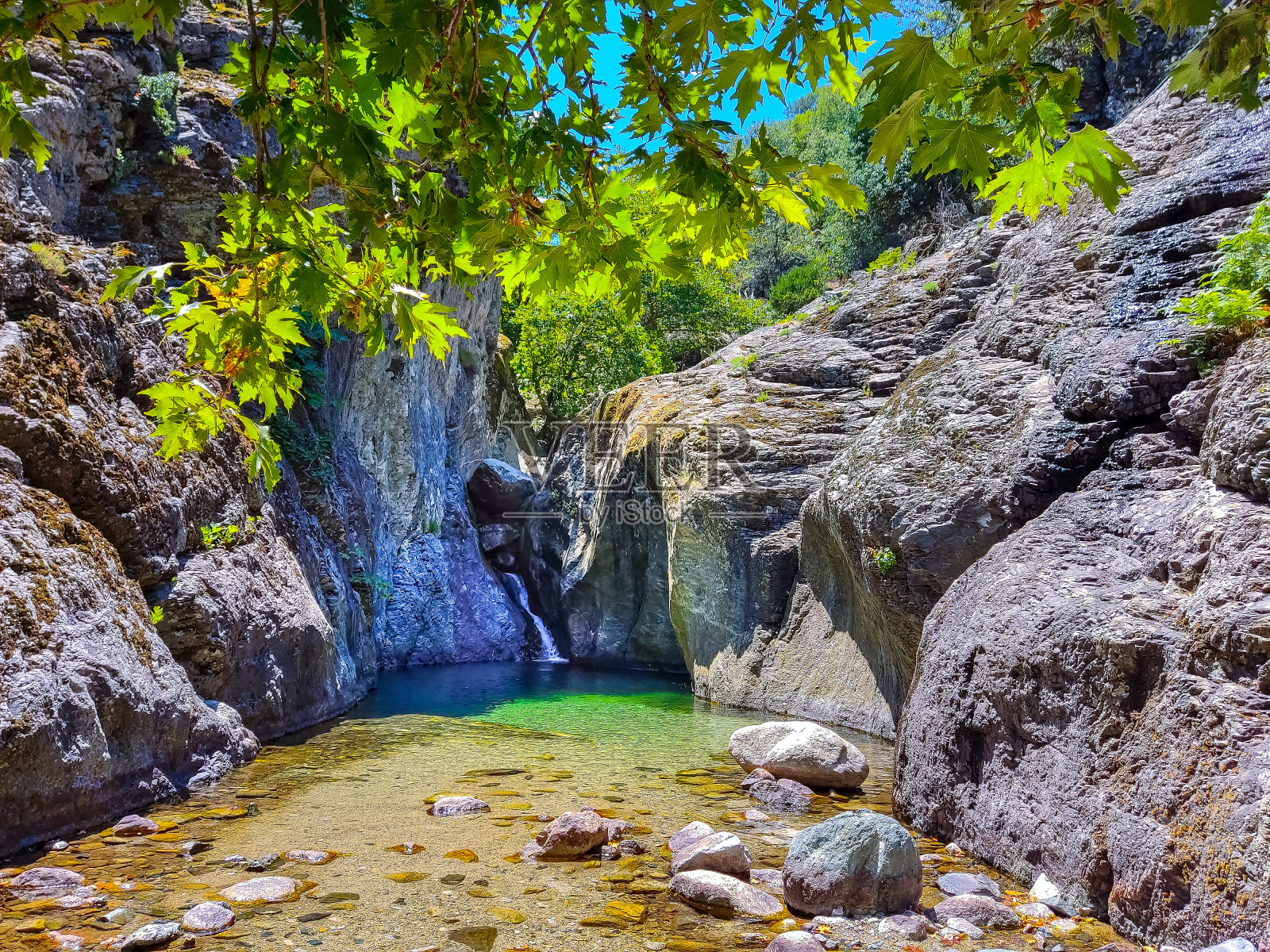 Vathres是希腊萨莫斯拉克岛Saos山的一个天然小水池，瀑布环绕其中。照片摄影图片