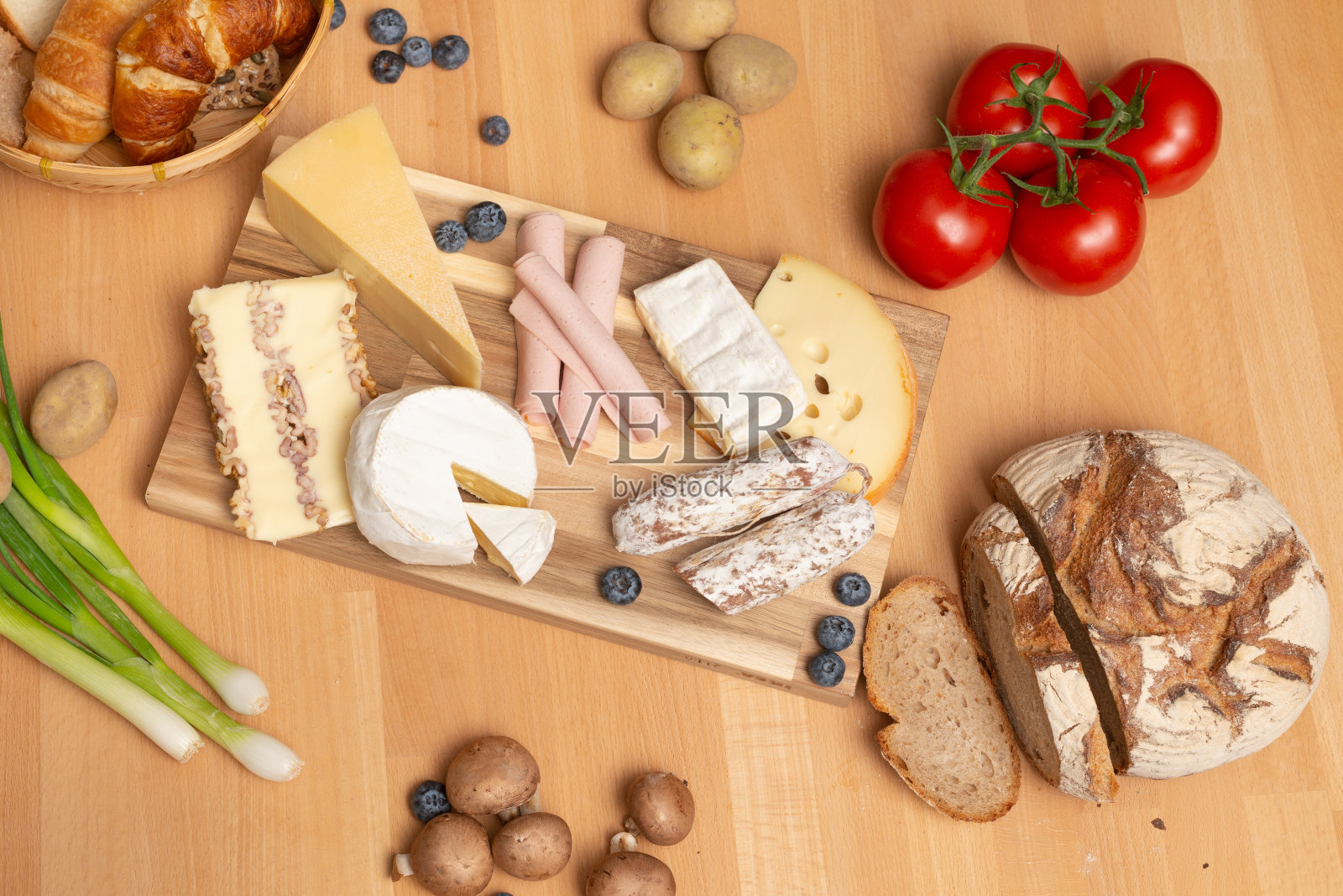 木盘子里有奶酪和香肠照片摄影图片