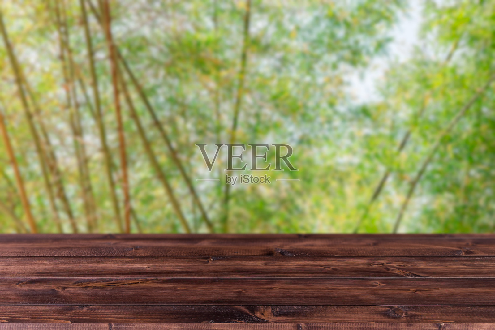 模糊的绿树竹林与木质空间为产品蒙太奇广告背景。照片摄影图片