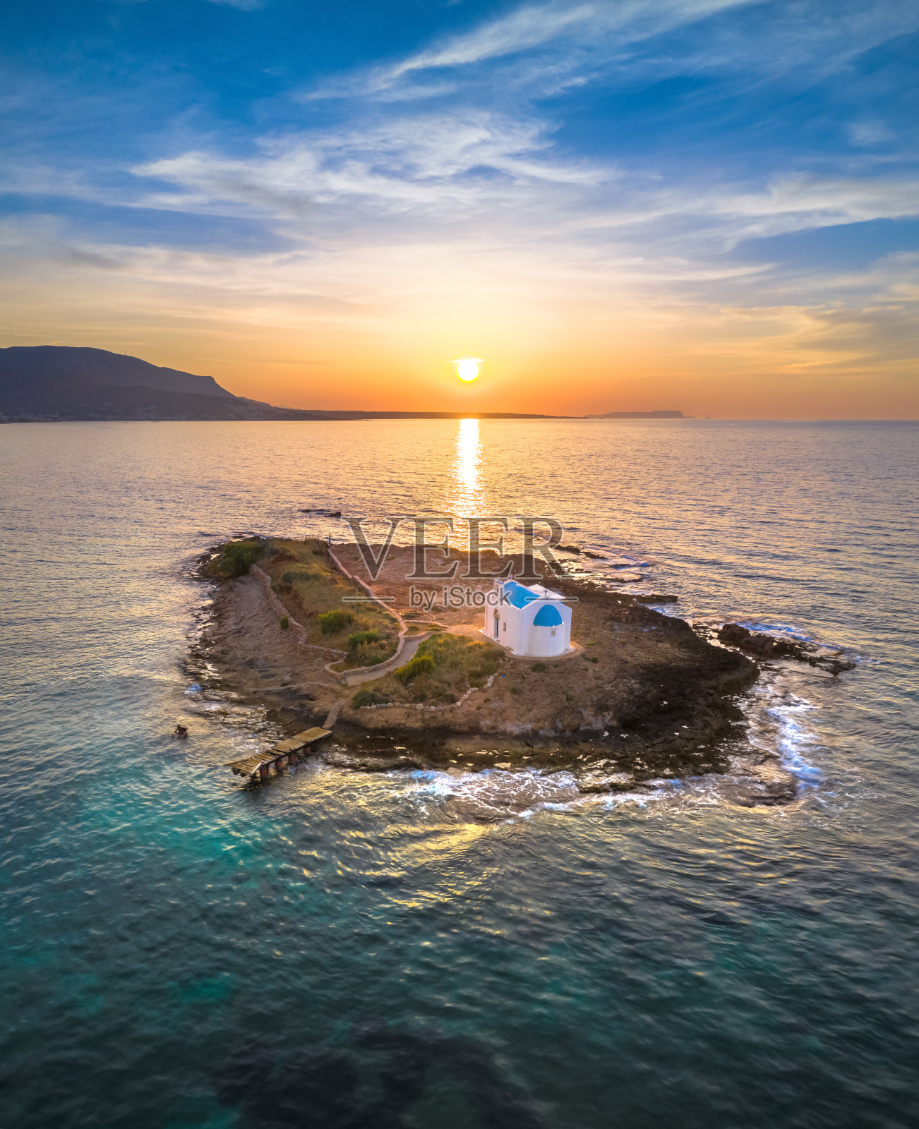 希腊克里特岛的玛利亚，一座小岛上的白色老教堂。照片摄影图片