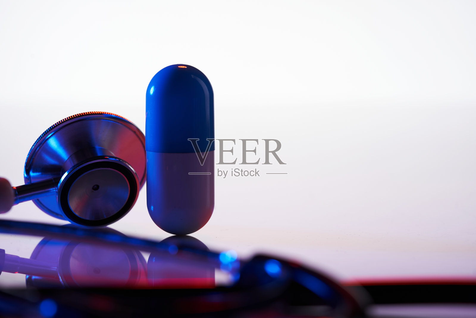 听诊器和药片照片摄影图片