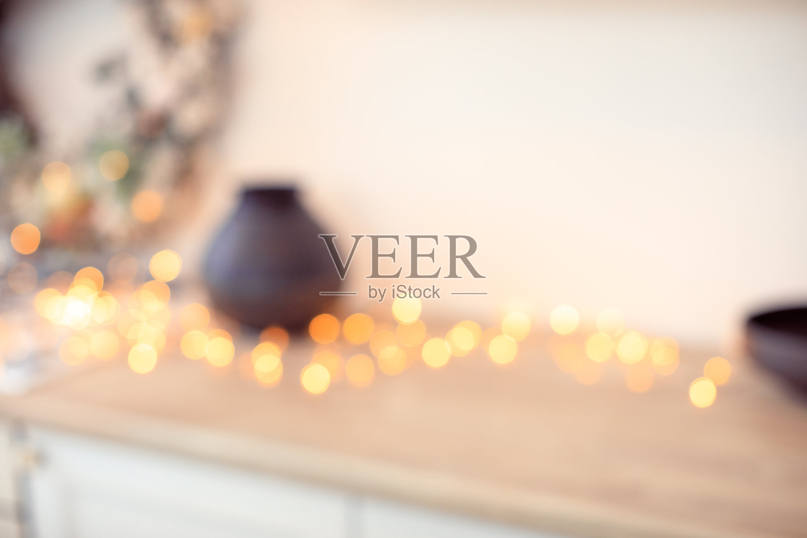 模糊背景og厨房与灯为圣诞节和新年照片摄影图片