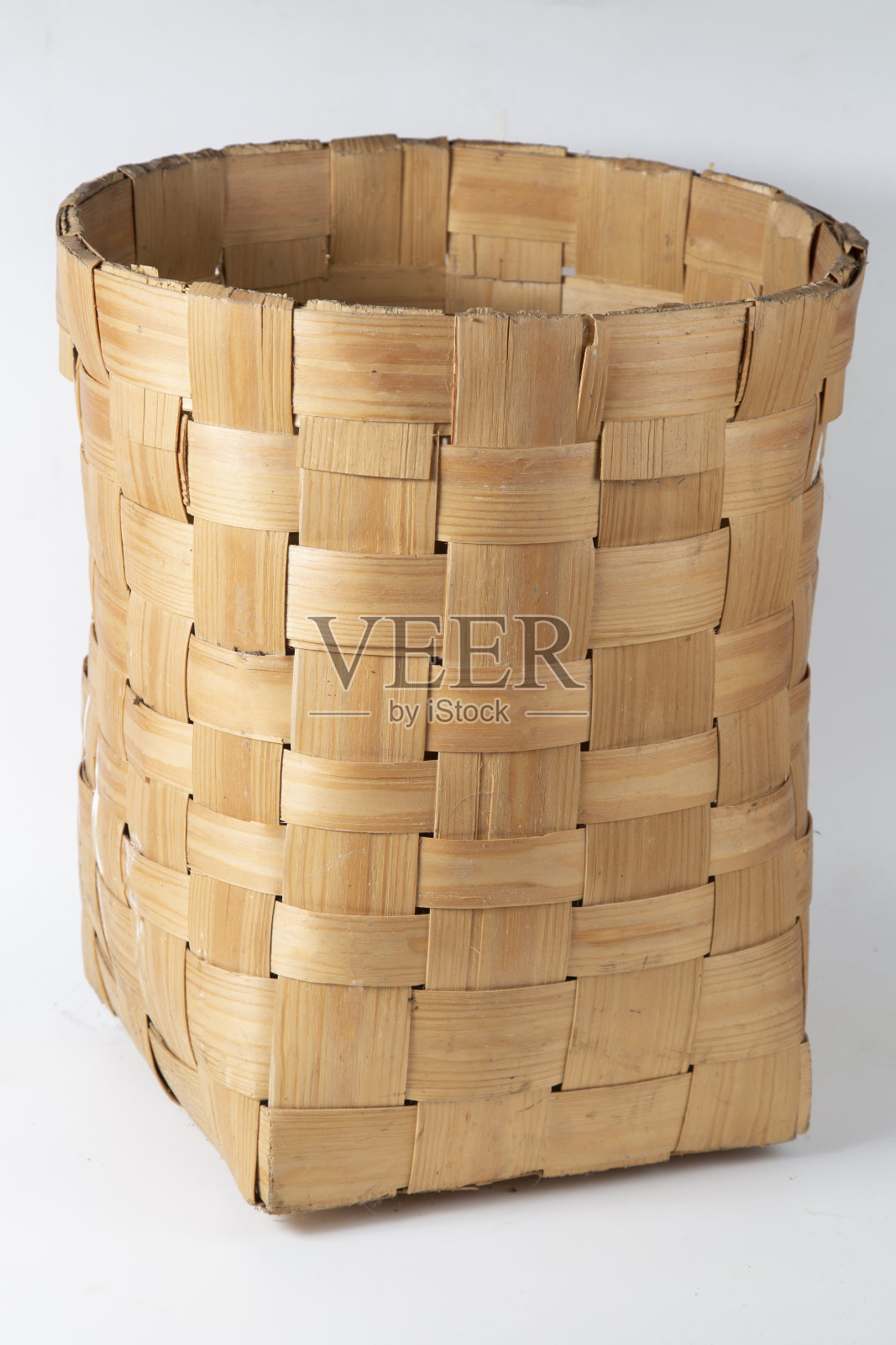 白色背景的松木篮子照片摄影图片