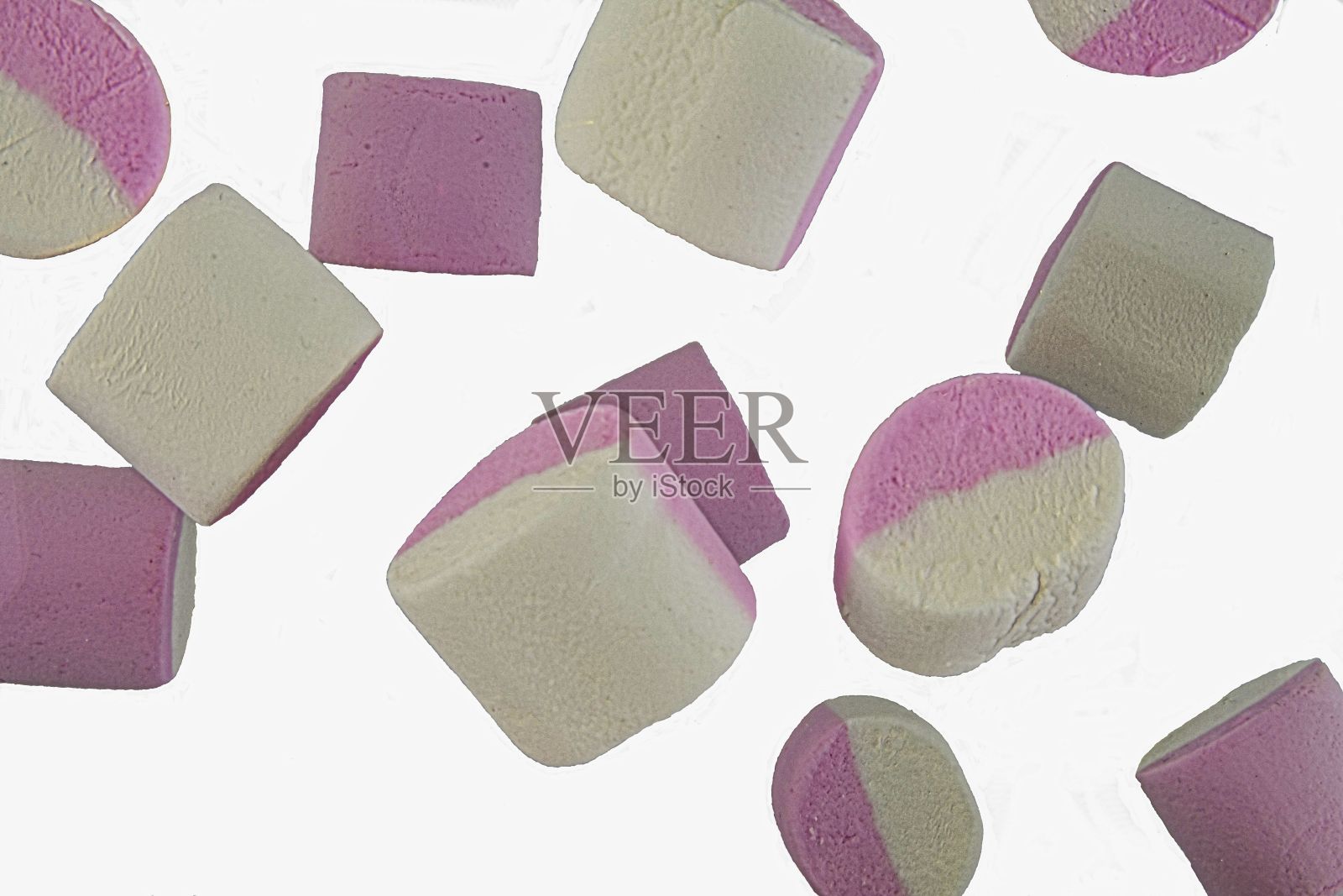 落棉花糖孤立在白色背景，修剪路径，全景深。白色和粉红色的棉花糖落下。棉花糖糖果背景照片摄影图片