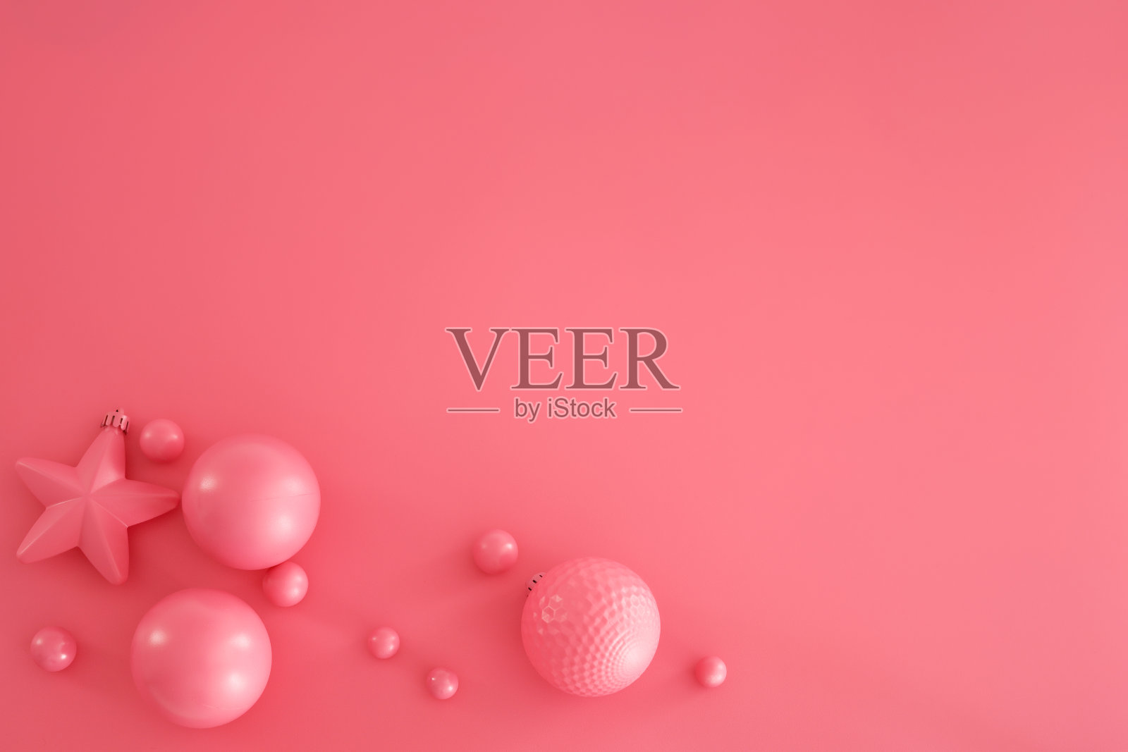 粉红色的圣诞组成。时髦的圣诞背景，模型。现代设计。可用的文本空间，复制空间。平铺，俯视图。照片摄影图片