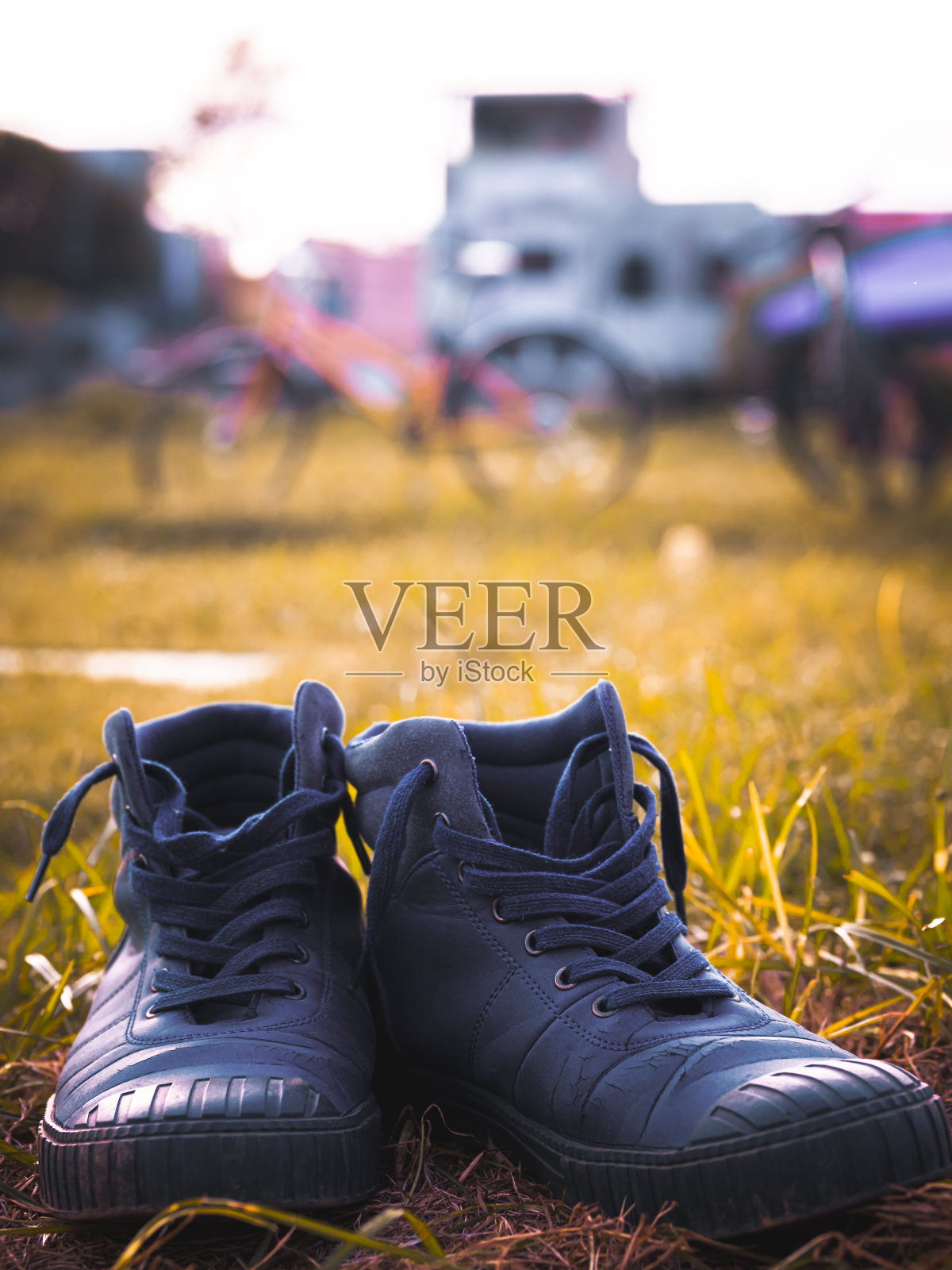 草地上的旧鞋(垂直)照片摄影图片