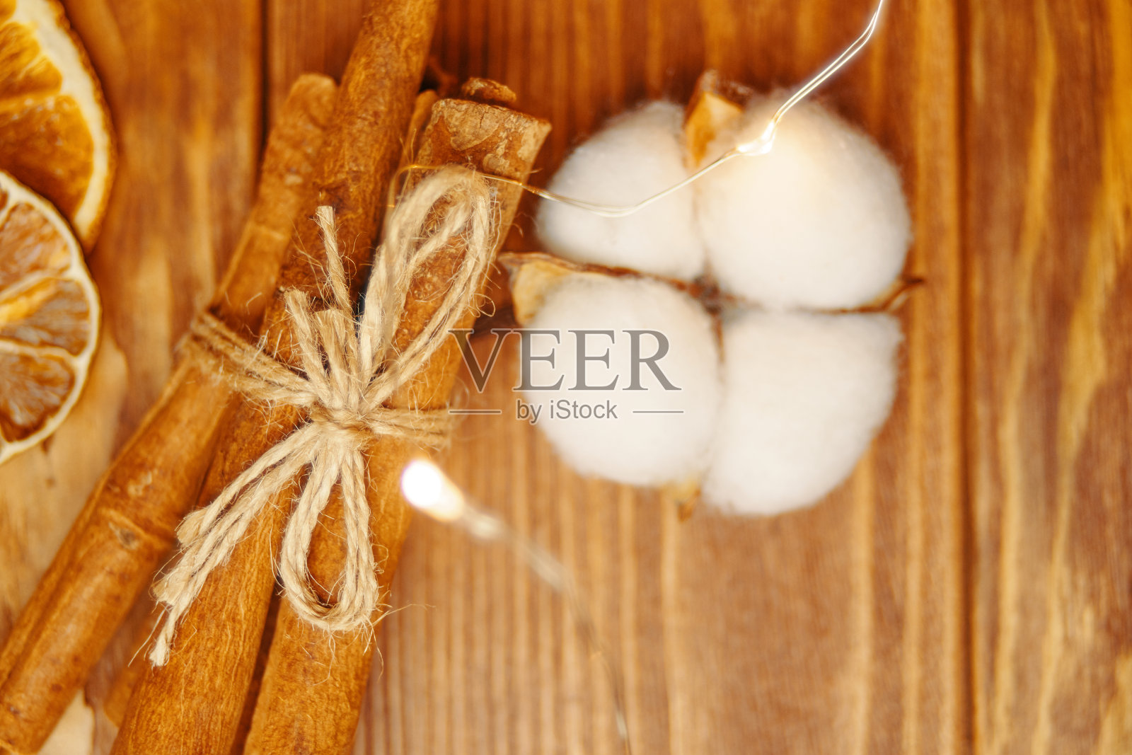 俯视图的棉铃，肉桂棒系着绳子。照片摄影图片