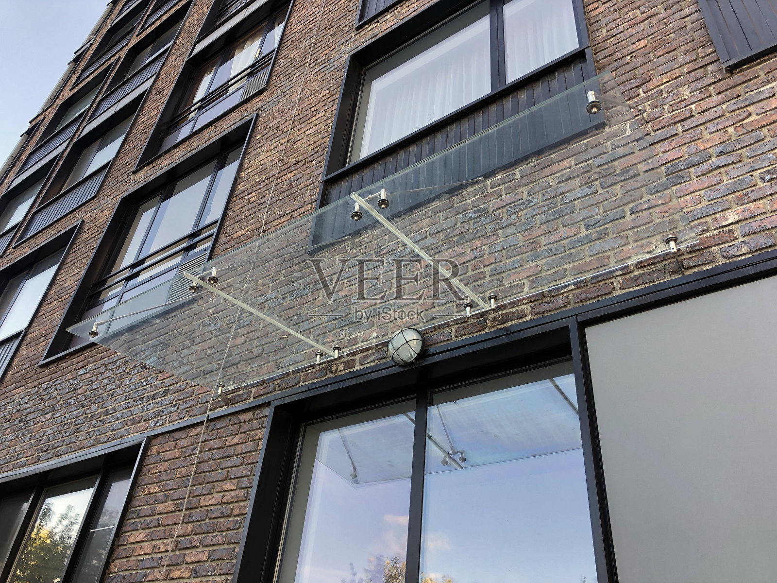 现代房地产住宅公寓楼玻璃顶棚入口照片摄影图片