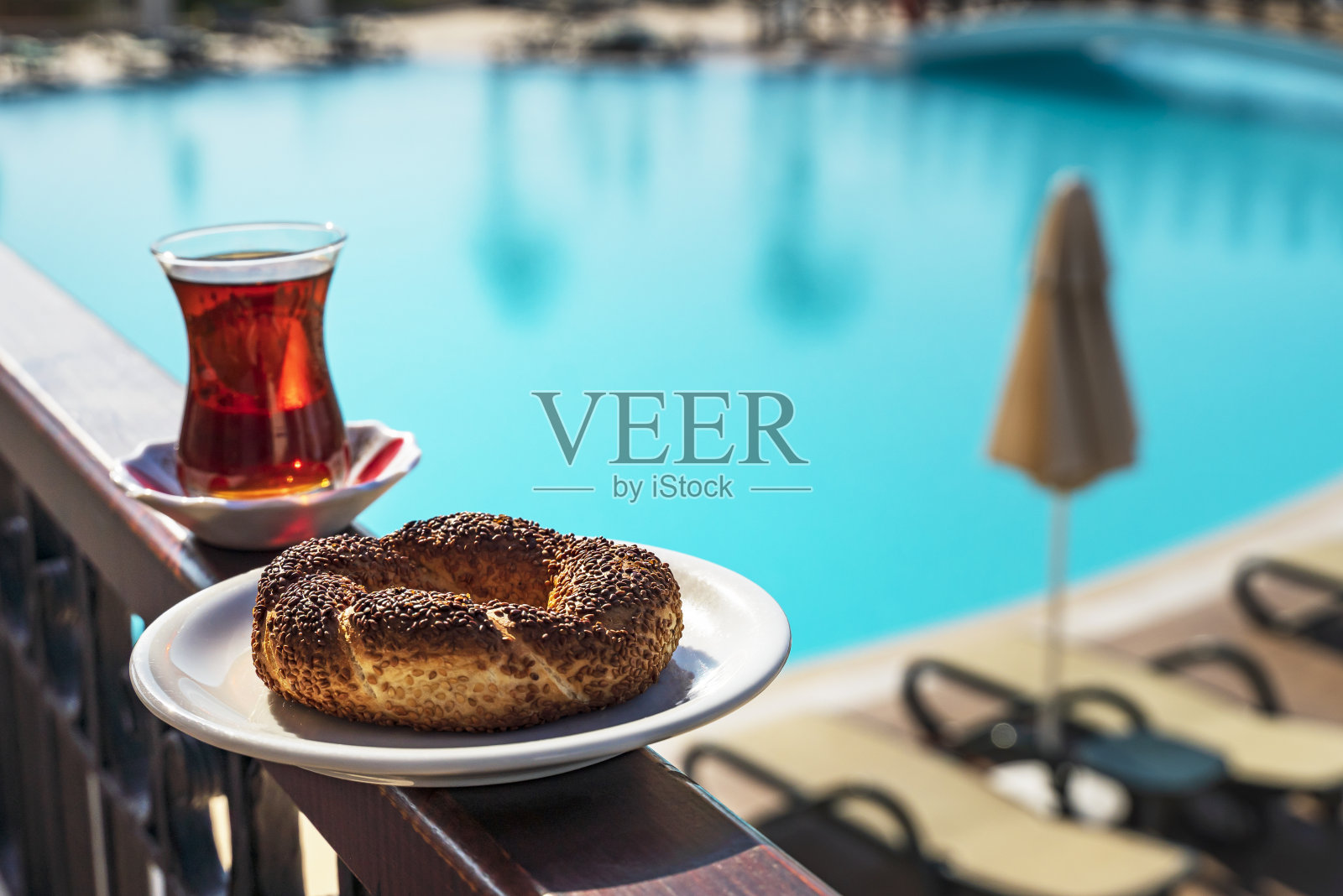 热的土耳其红茶和小米粉，夏日背景下的土耳其百吉饼。照片摄影图片