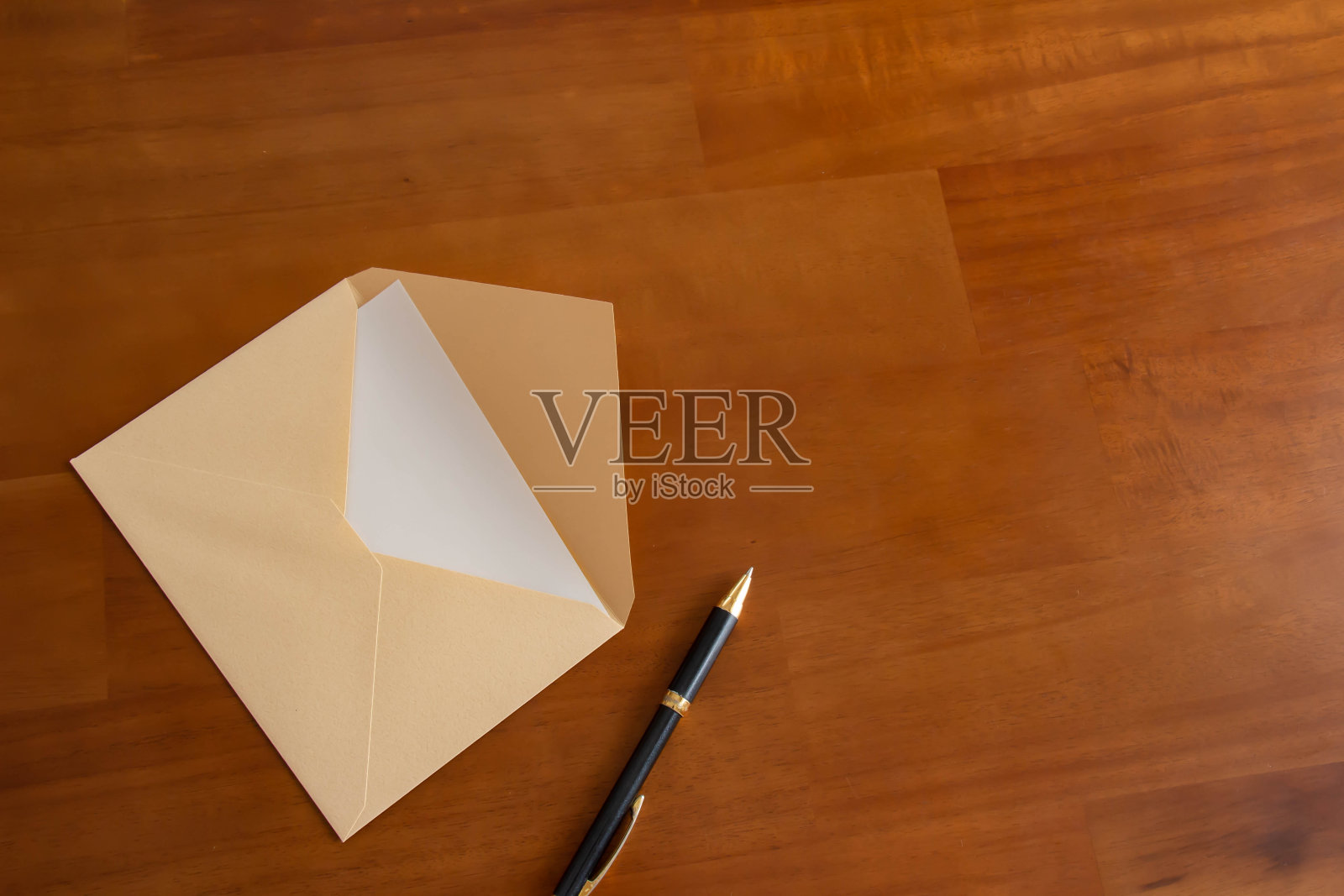 桌上放着信封和圆珠笔照片摄影图片