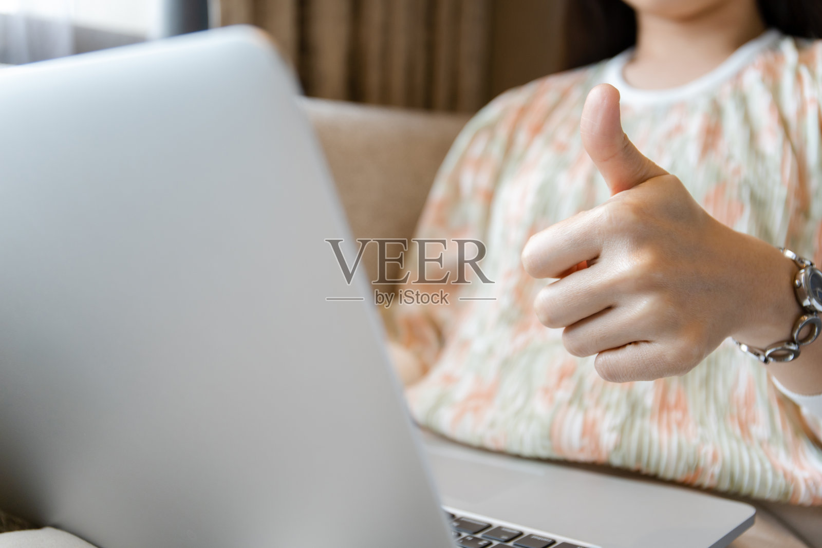 一位女士用笔记本电脑进行视频会议。照片摄影图片