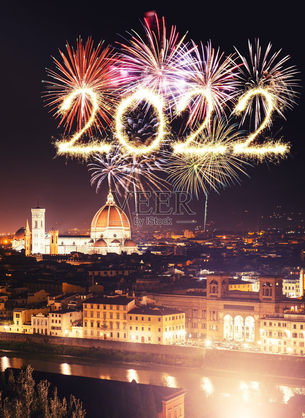 佛罗伦萨的天际线在新年的夜晚燃放烟花照片摄影图片